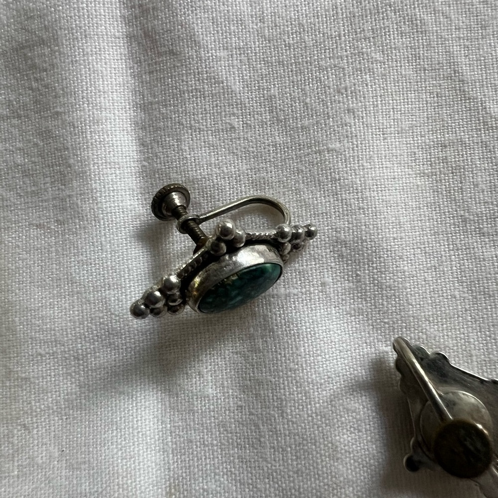 Elegant Vintage Sterling Silver and Turquoise Earrings - Picture 4 of 6